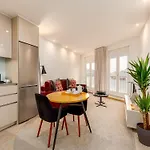 Modern & Cozy Apartment, By The 빌라노바데가이아