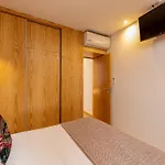 Modern & Cozy Apartment, By The 아파트 빌라노바데가이아