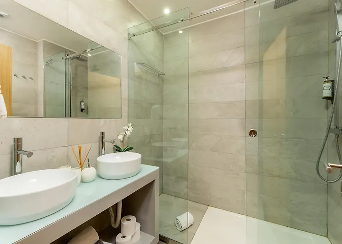 Modern & Cozy Apartment, By The דירה וילה נובה דה גאיה